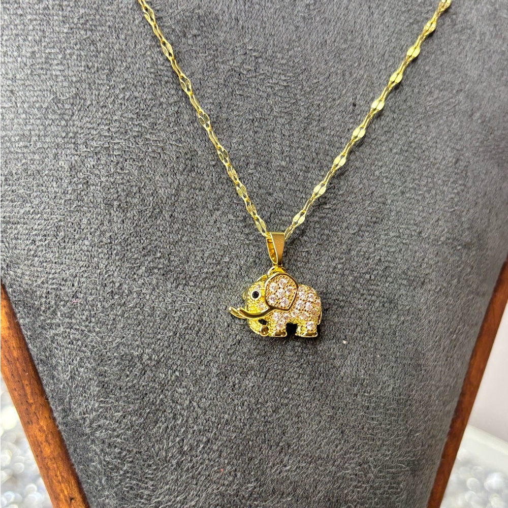 Elephant gold toned Pendant Necklace NIP - Picture 4 of 8